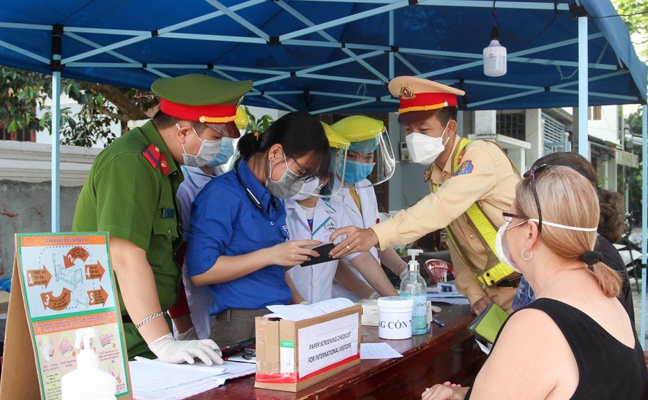 Hon 400 sinh vien Y khoa tinh nguyen chong dich Covid-19 hinh anh