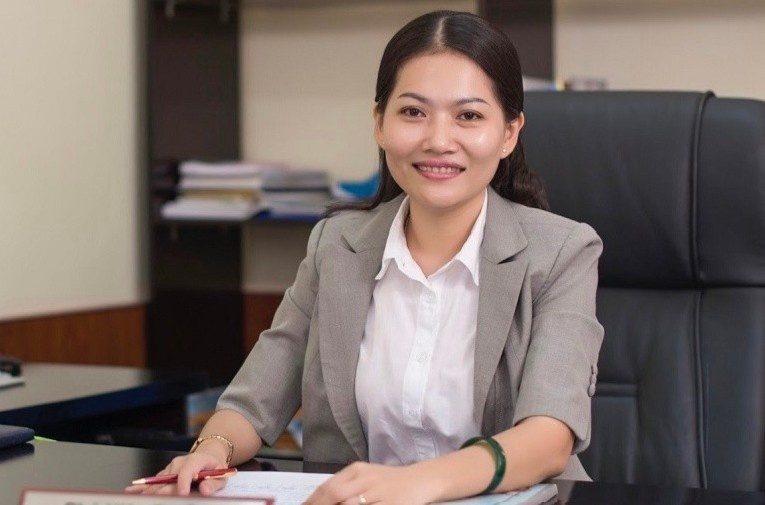Nu tien si 39 tuoi lam hieu truong DH Thu Dau Mot hinh anh