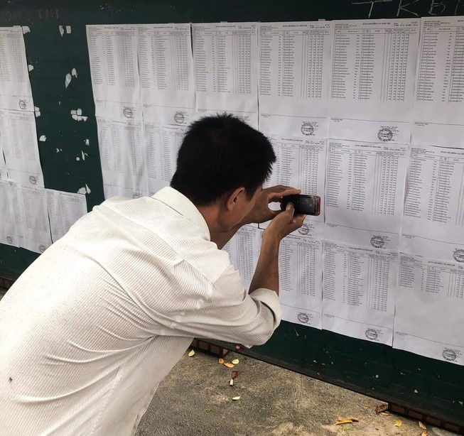 cha chup ket qua thi cho con anh 3