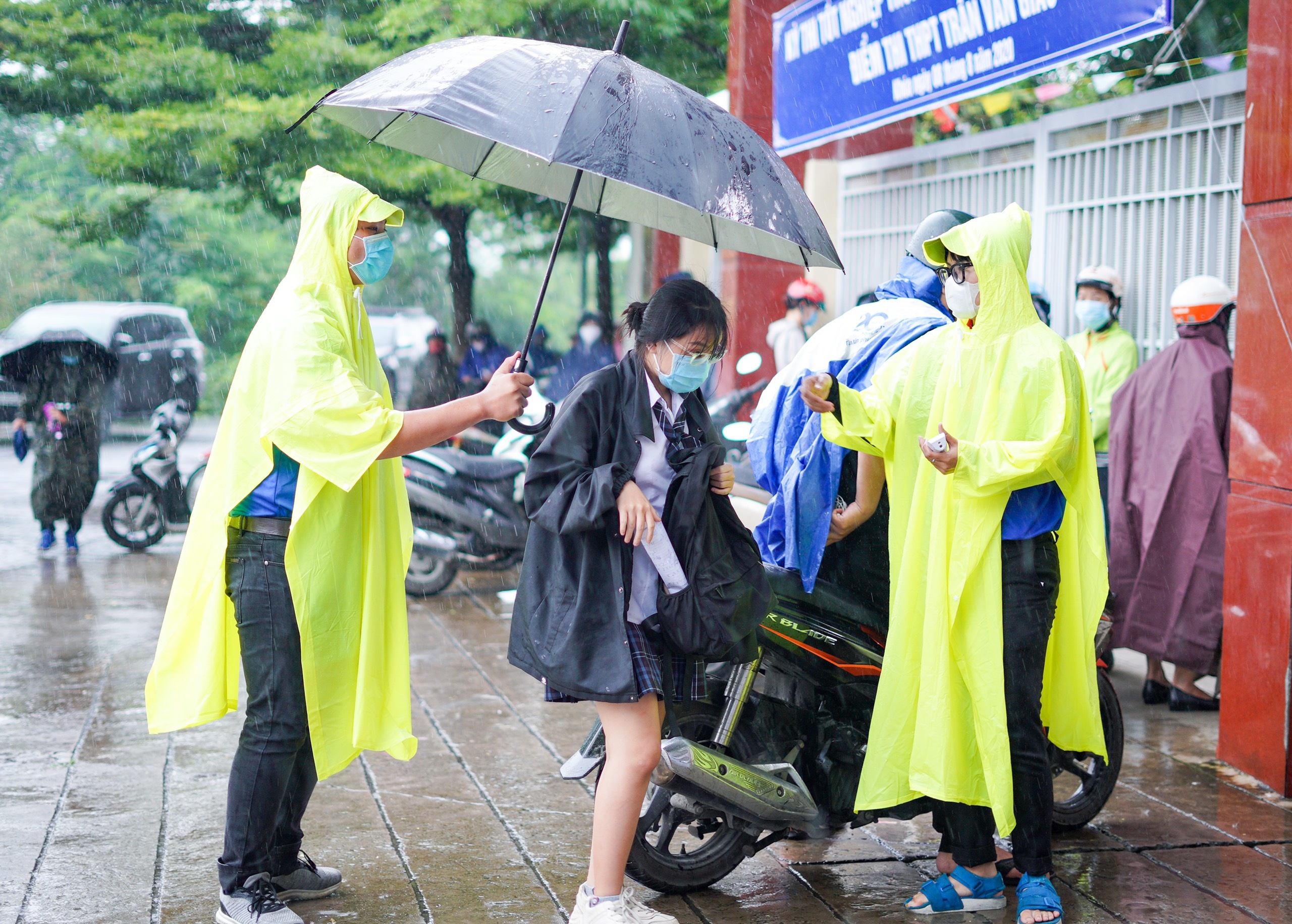 Thanh tra uy quyen cua Bo GD&DT su dung dien thoai trong khu vuc thi hinh anh