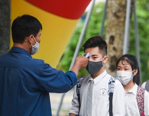 Dich Covid-19 bung phat, 10 dia phuong cho hoc sinh nghi hinh anh