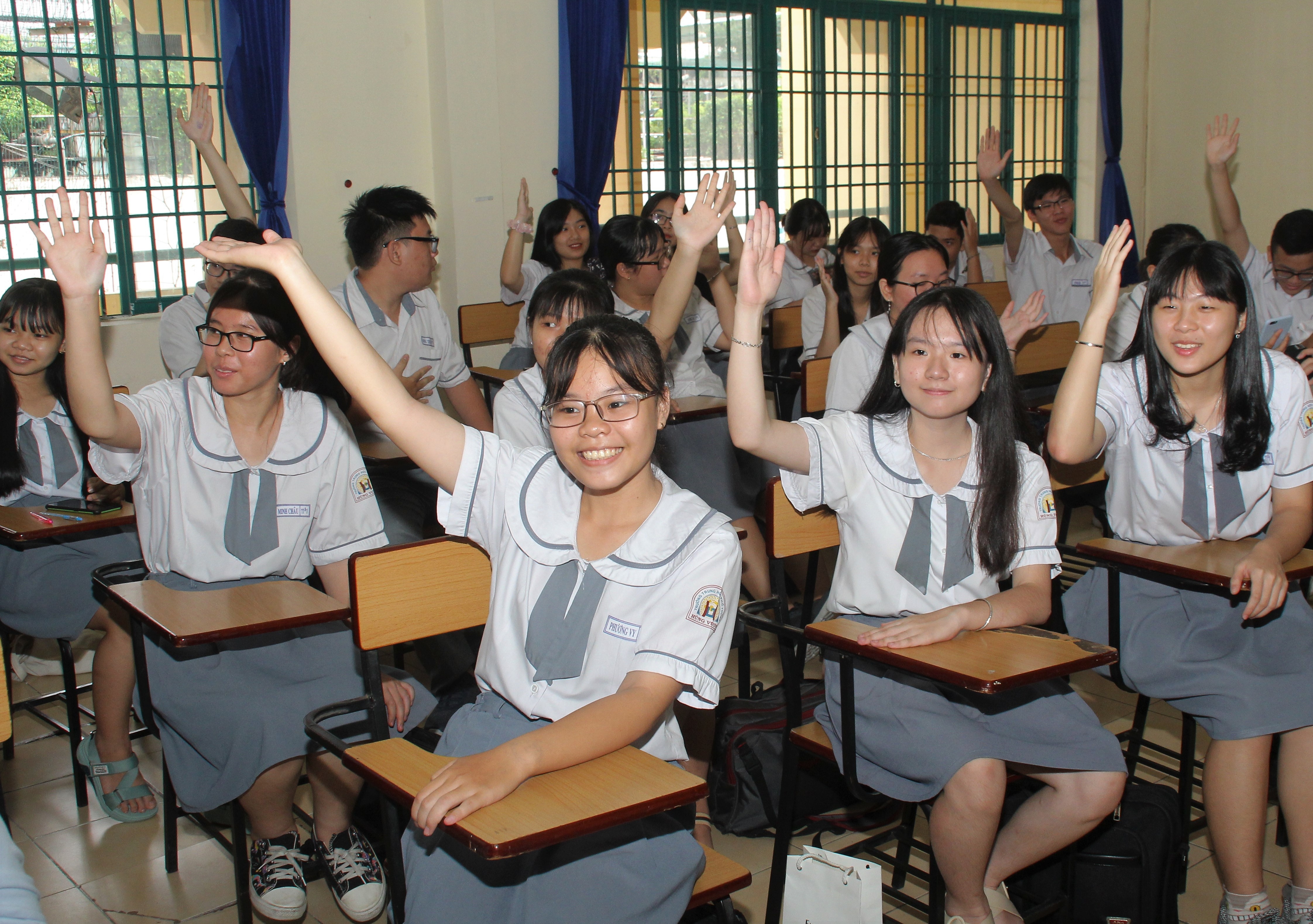 học sinh sử dụng điện thoại ảnh 1 hoc sinh su dung dien thoai anh 1