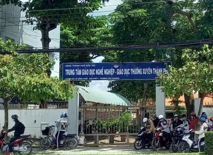 Suc khoe cua nu sinh bi ban danh, xe ao da on dinh hinh anh