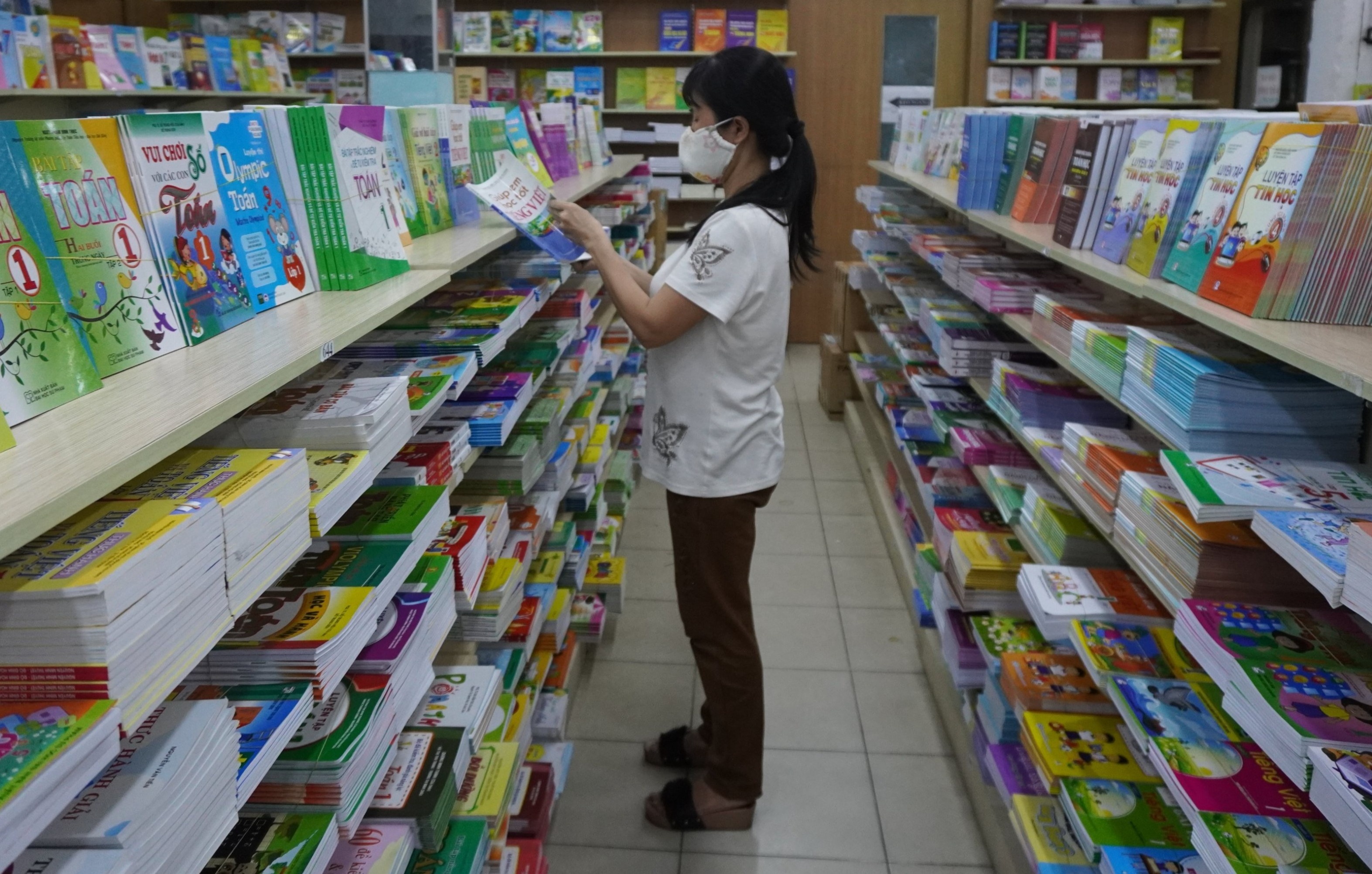 Ai chiu trach nhiem khi sach giao khoa co 'san'? hinh anh