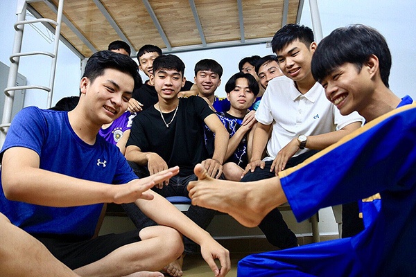 Nghi luc cua chang trai khong tay do dai hoc o Dong Nai hinh anh