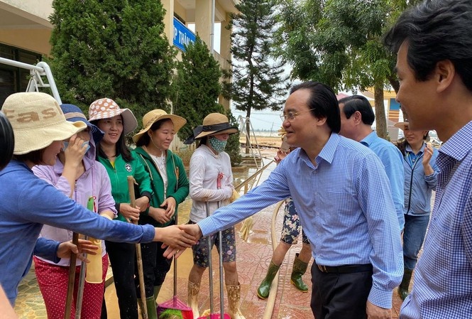 hoc sinh vung lu anh 1