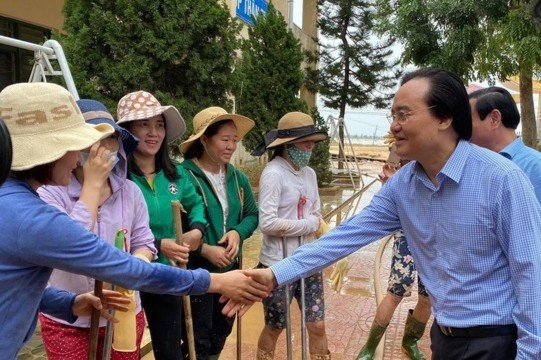 Khong de hoc sinh kho khan, thieu sach giao khoa sau lu hinh anh