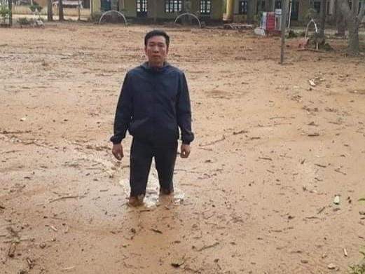 Thay co loi bun non ngap nua met de don truong sau lu hinh anh