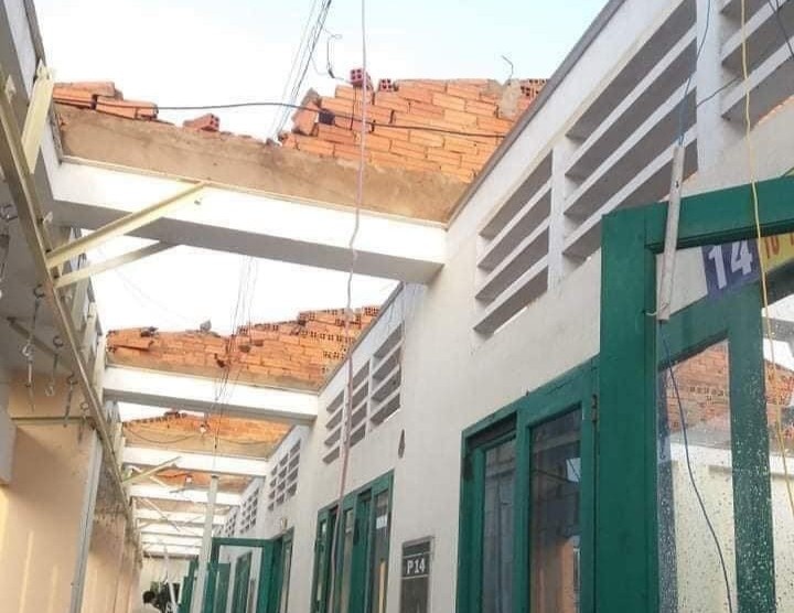 Truong o TP.HCM bi toc mai, hoc sinh nghi 2 ngay hinh anh