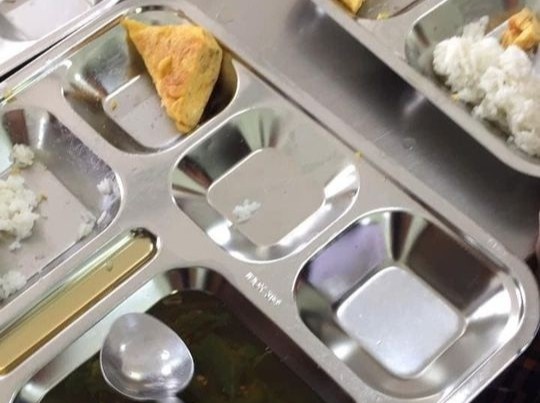 Phu huynh tai TP.HCM buc xuc vi suat an cua tre chi co trung, canh hinh anh