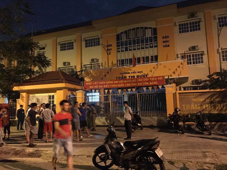 Phu huynh TP.HCM vay truong trong dem vi suat an cua tre hinh anh