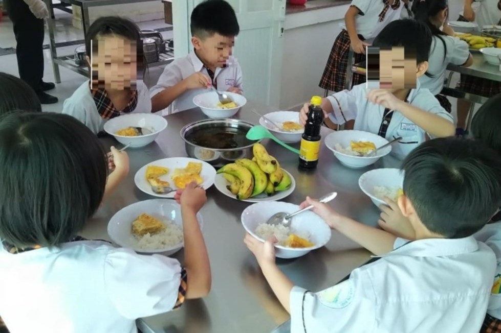 So GD&DT TP.HCM noi ve viec phu huynh phan doi bua an o truong hinh anh