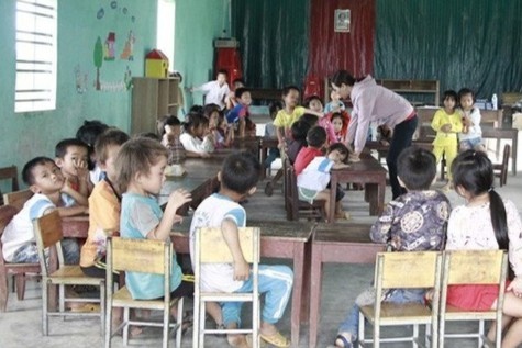 Hoc sinh phai di ve sinh vao bo hinh anh