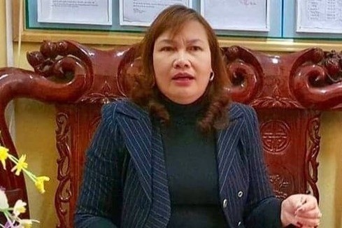 Co giao bi chuyen lam nha bep vi bo quen be 3 tuoi trong nha ve sinh hinh anh