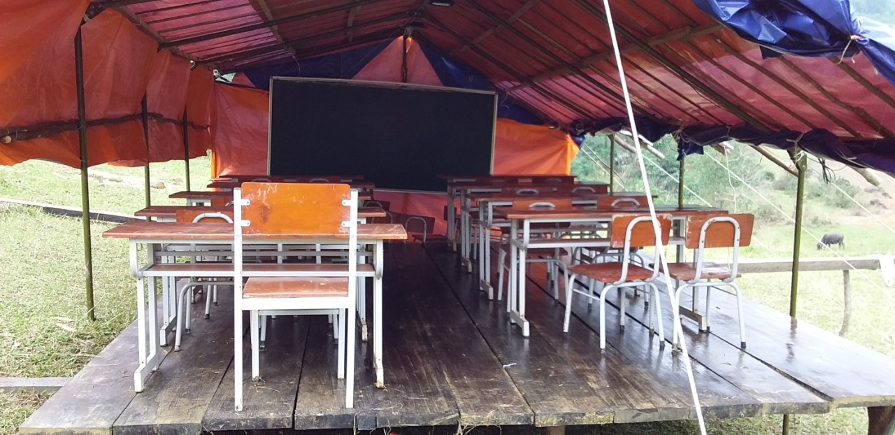 trò học trong lán tạm ảnh 1 tro hoc trong lan tam anh 1