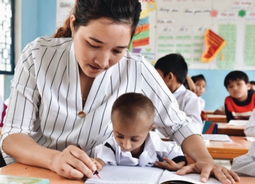 Bo truong Phung Xuan Nha gui loi chia buon toi gia dinh cau be K’Re hinh anh