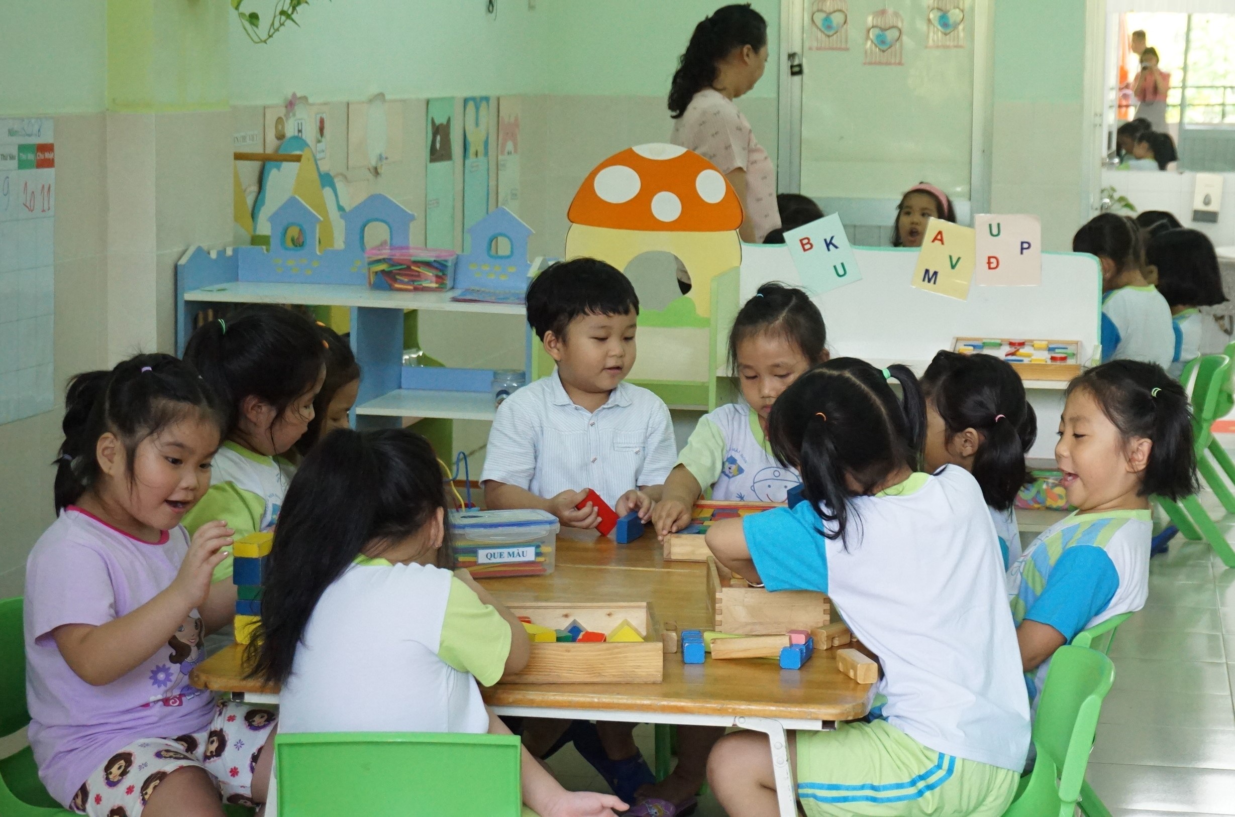 Tang hoc phi can co lo trinh cho tung doi tuong hinh anh