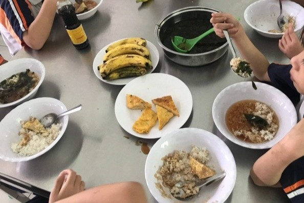 Buc xuc ve bua an ban tru, phu huynh gui don den co quan chuc nang hinh anh