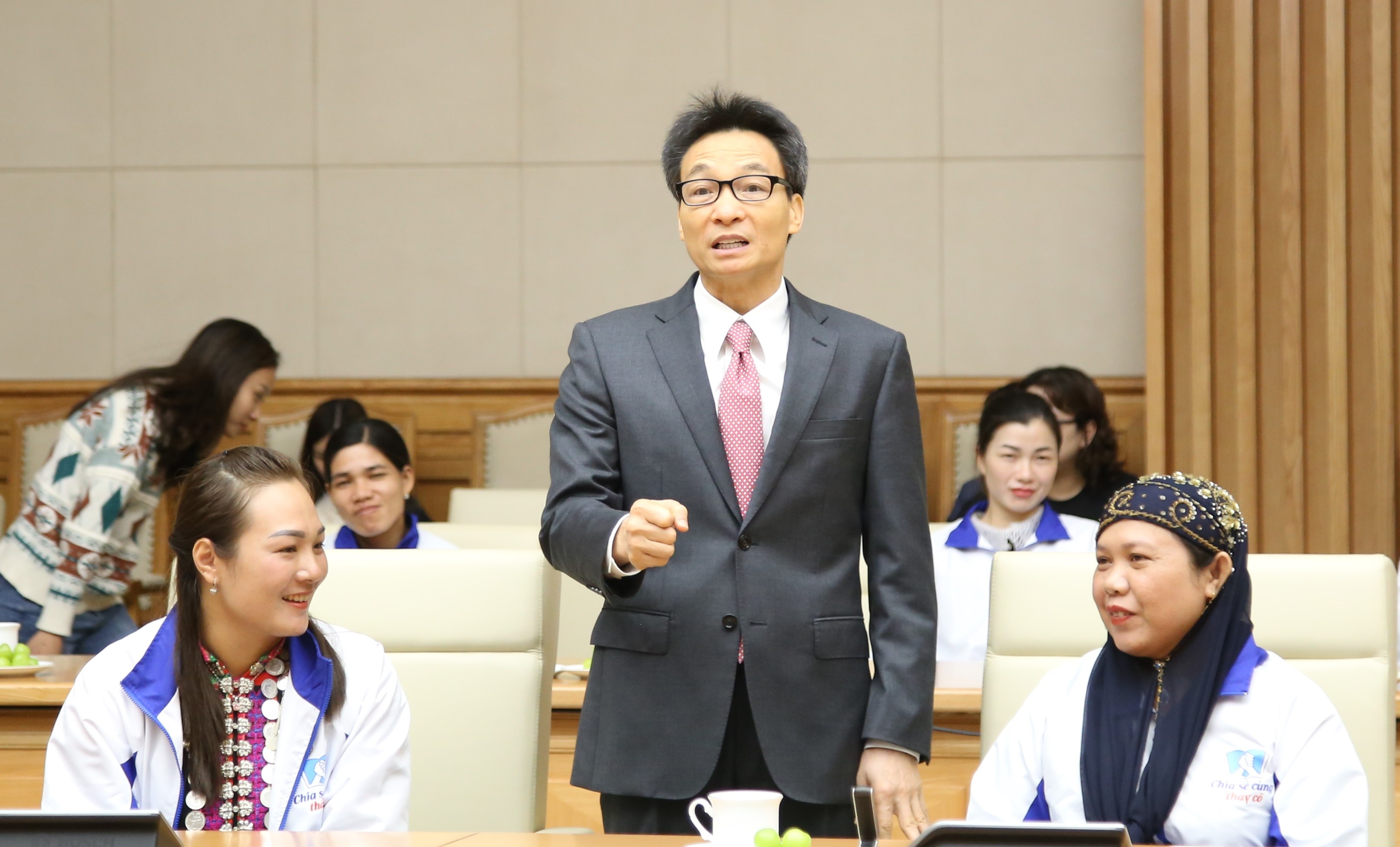 nha ve sinh truong hoc anh 1