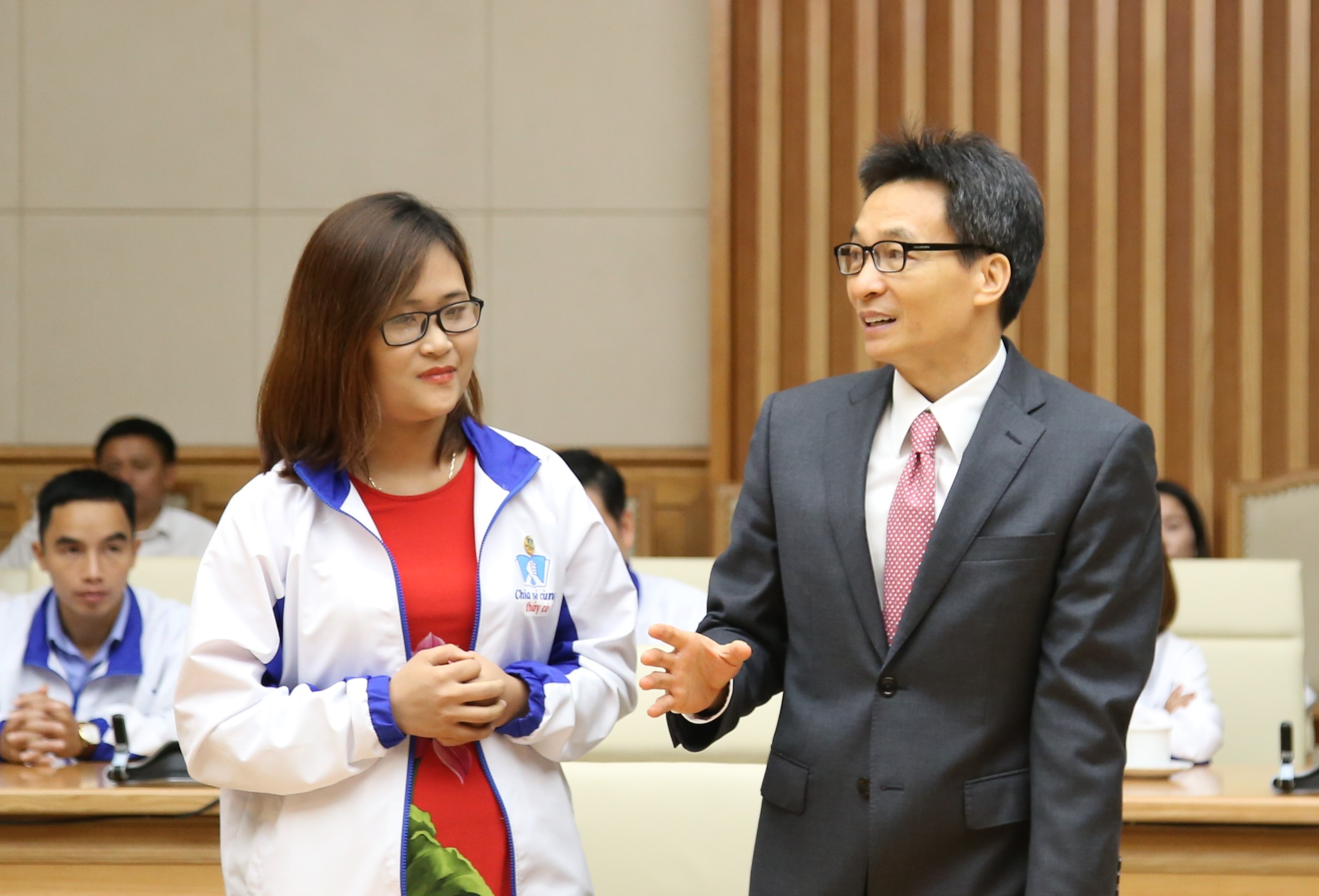 nha ve sinh truong hoc anh 2