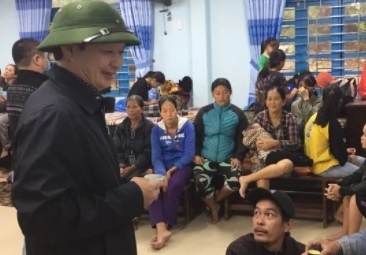 Hieu truong xin xuong lam giao vien vi ap luc cong viec hinh anh