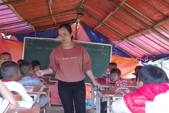 lớp học trong lều,  lớp học trong bạt,  lớp học ở vùng quê ảnh 1 lop hoc trong leu,  lop hoc trong bat,  lop hoc o vung que anh 1