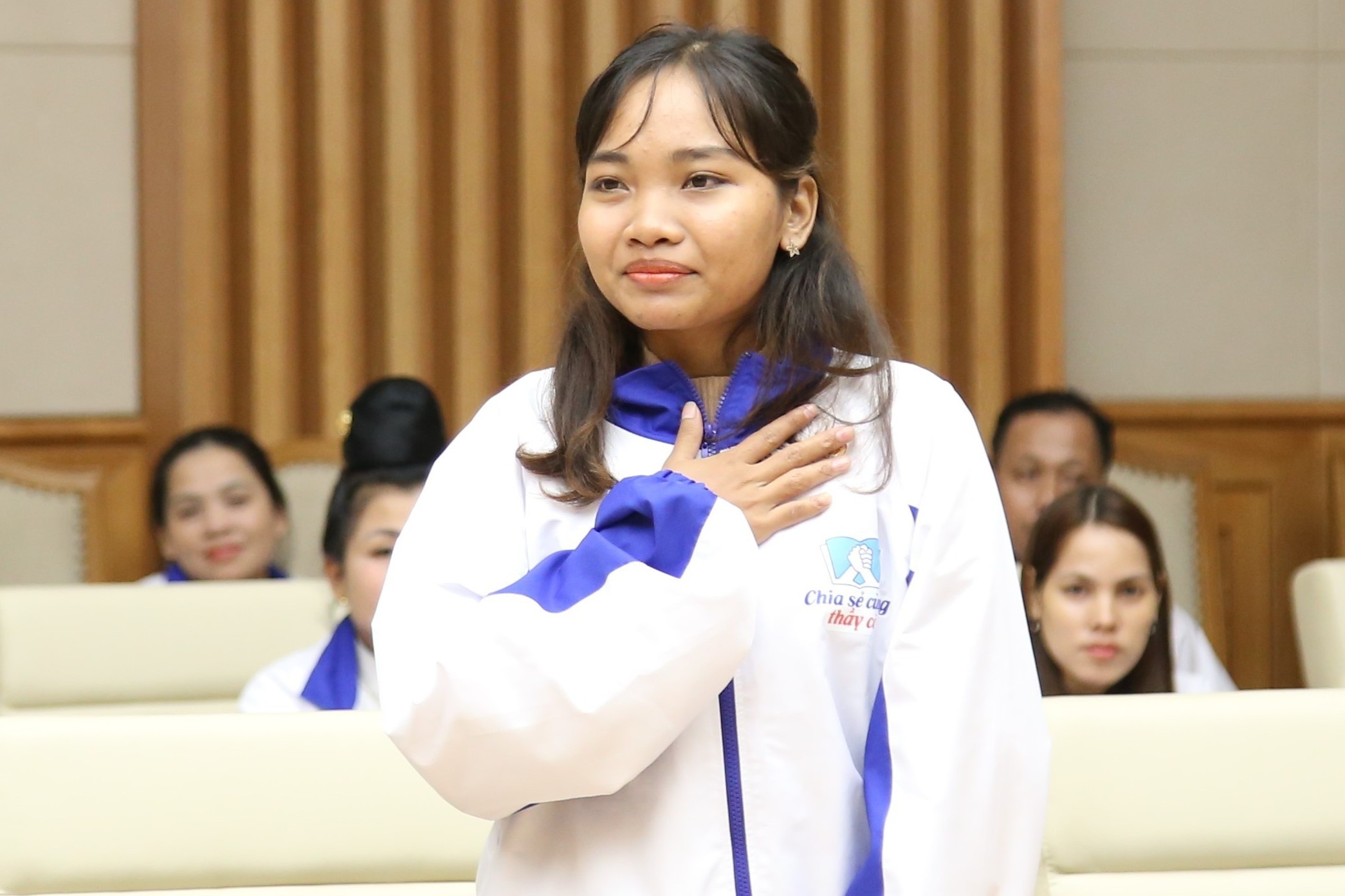 Co giao mong muon truong hoc co nha ve sinh cho tro bot kho hinh anh