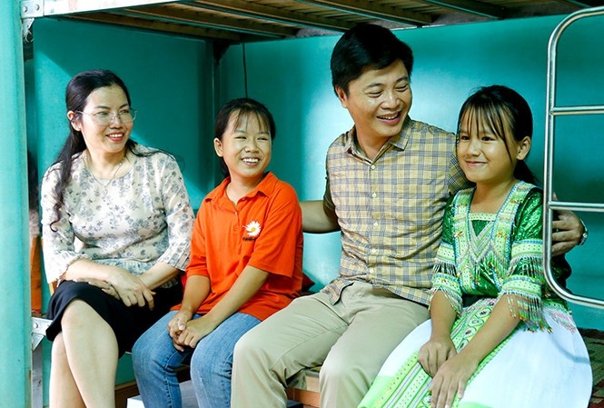 Thay giao dap tuong rao nha minh, xin dat lam san bong cho hoc sinh hinh anh