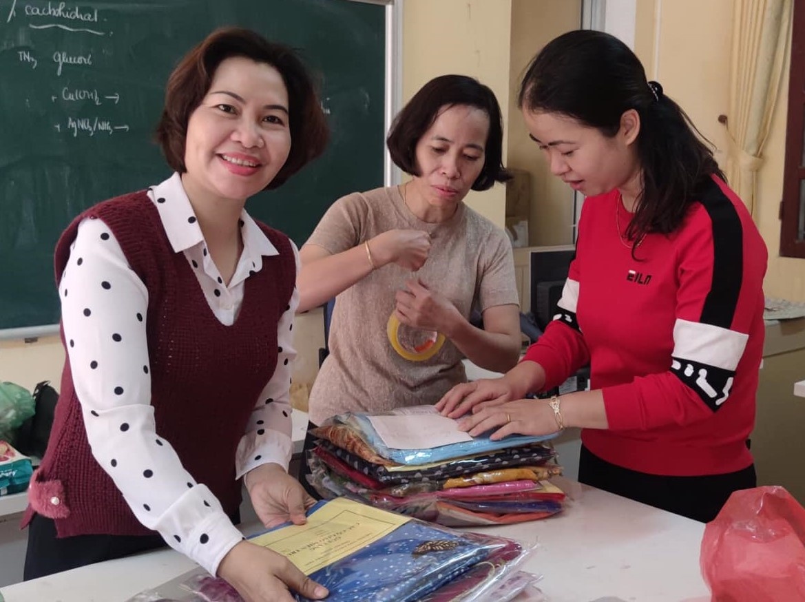 áo dài cho cô giáo miền Trung ảnh 3 ao dai cho co giao mien Trung anh 3