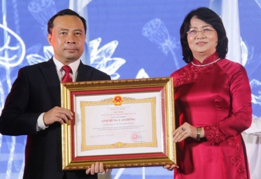 DH Quoc gia TP.HCM nhan danh hieu Anh hung Lao dong thoi ky doi moi hinh anh