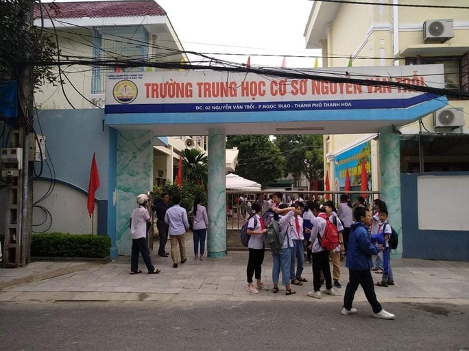 nu sinh Thanh Hoa bi danh hoi dong anh 1