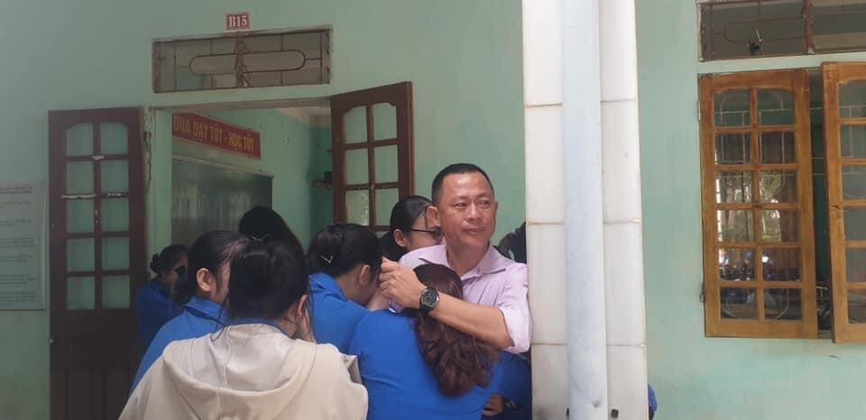 học sinh bật khóc giữa sân trường ảnh 3 hoc sinh bat khoc giua san truong anh 3