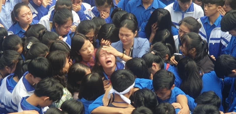 học sinh bật khóc giữa sân trường ảnh 2 hoc sinh bat khoc giua san truong anh 2