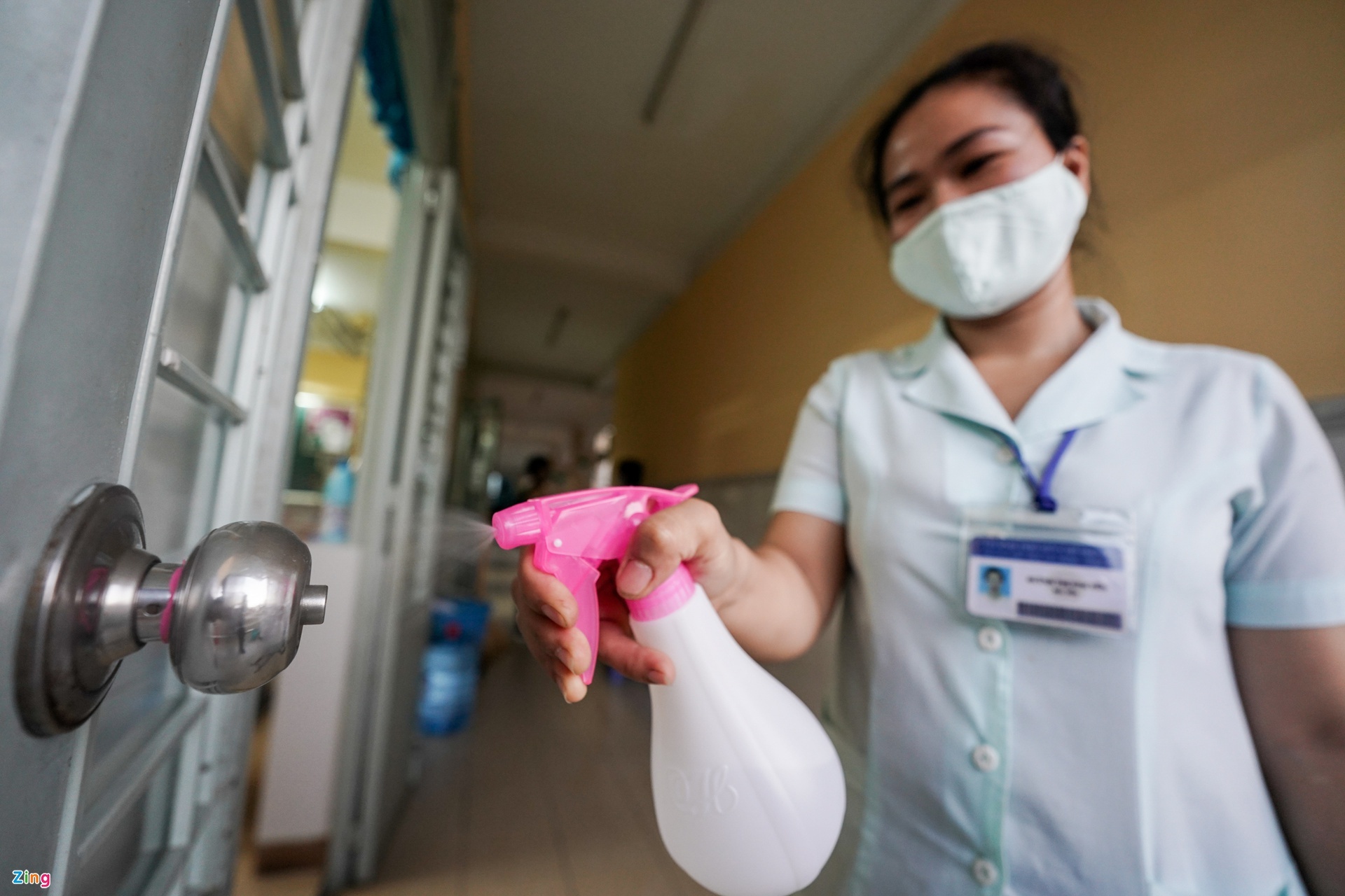 hoc sinh deo khau trang trong lop anh 1