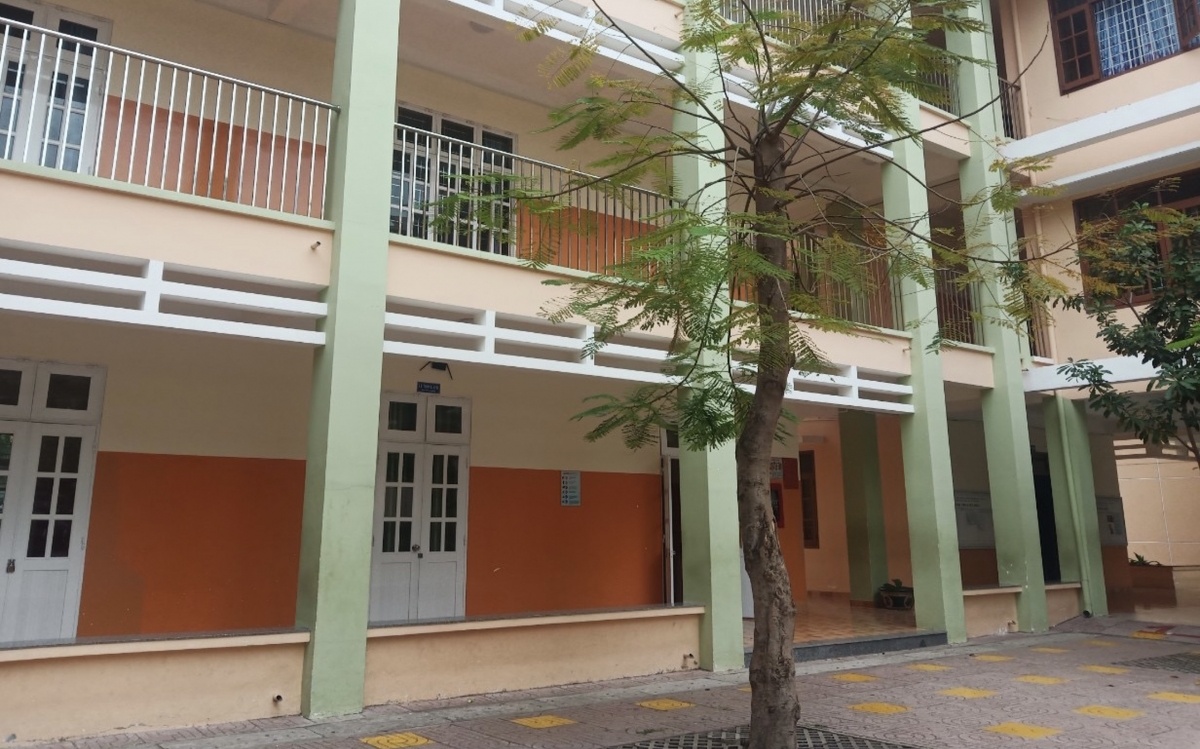 Nu sinh nhay lau khi dang trong gio hoc hinh anh