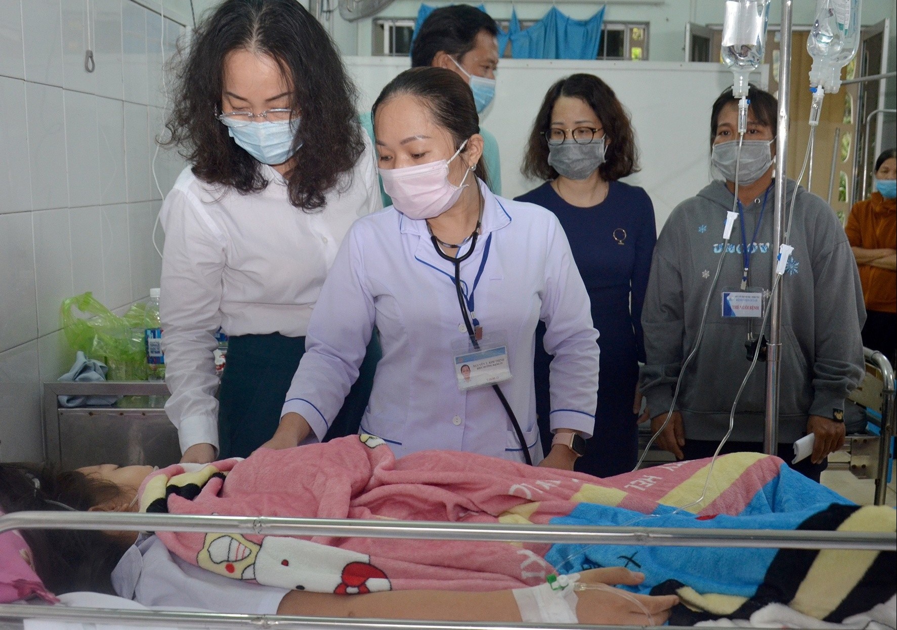 De nghi cong an dieu tra vu nu sinh lop 7 nhay lau trong truong hoc hinh anh