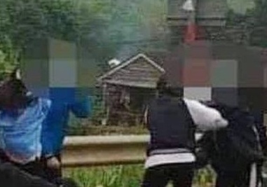 Hai nhom nu sinh lop 10 danh nhau bang mu bao hiem hinh anh