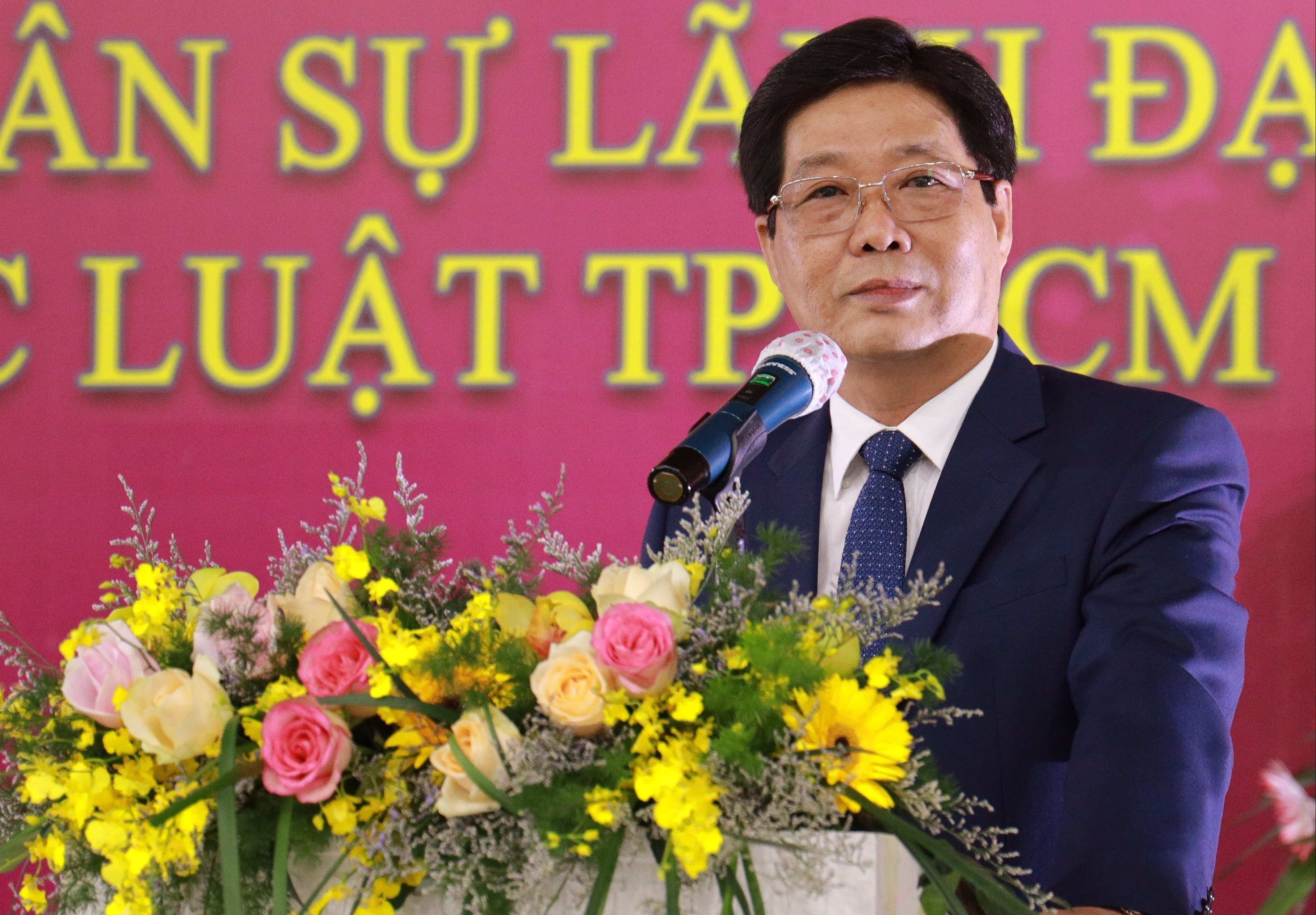 DH Luat TP.HCM co quyen hieu truong moi hinh anh