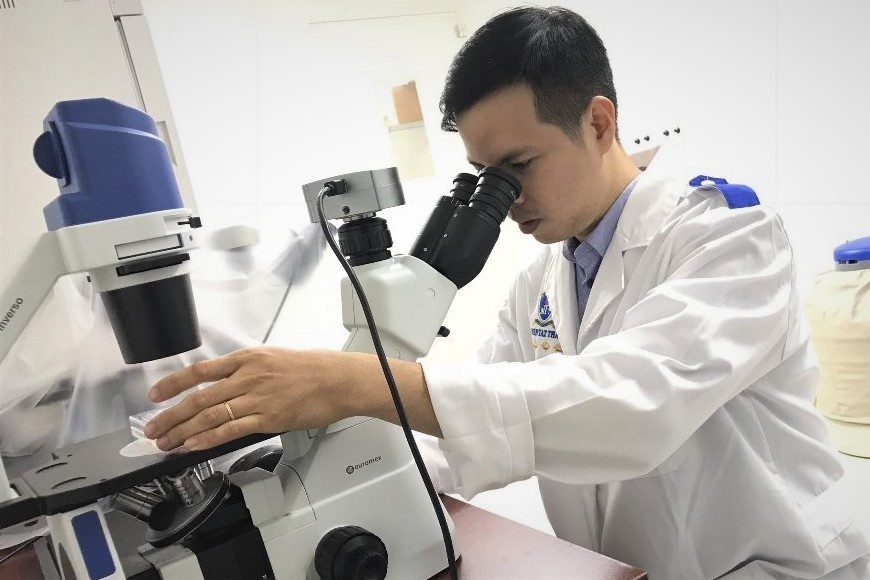 Pho giao su 34 tuoi: 'Chon noi lam viec khong chi vi luong' hinh anh