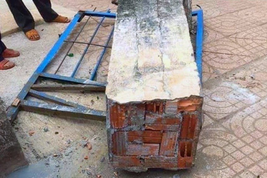 Sap cong truong, mot hoc sinh lop 4 tu vong hinh anh