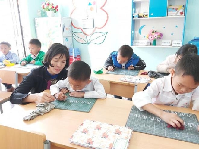 co giao 18 nam cam ban anh 2