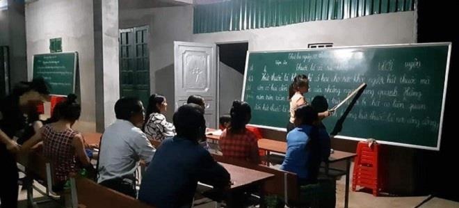 co giao 18 nam cam ban anh 1