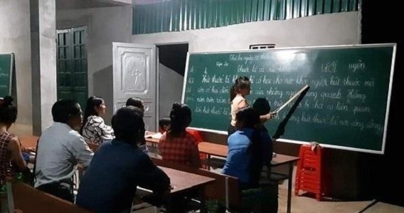 Co giao 18 nam cam ban, gan bo voi hoc sinh 50 tuoi hinh anh