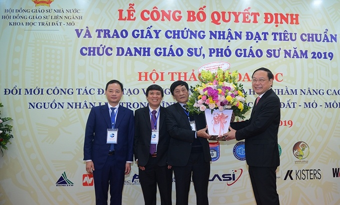 thieu hut pho giao su anh 1