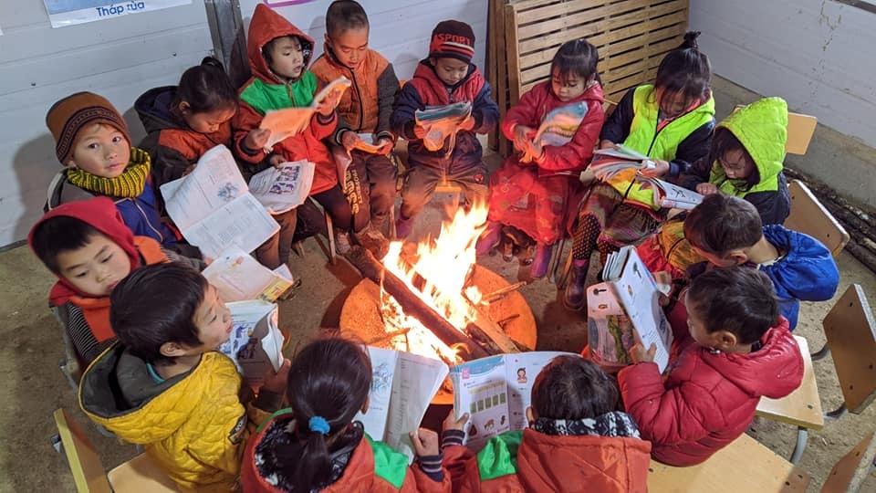 hoc sinh dot lua suoi am anh 1