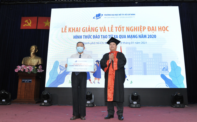 Tan sinh vien 71 tuoi cua chuong trinh cu nhan Luat truc tuyen hinh anh