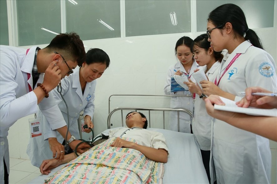 Quan ngai cuoc dua mo nganh y, duoc cua truong tu thuc hinh anh