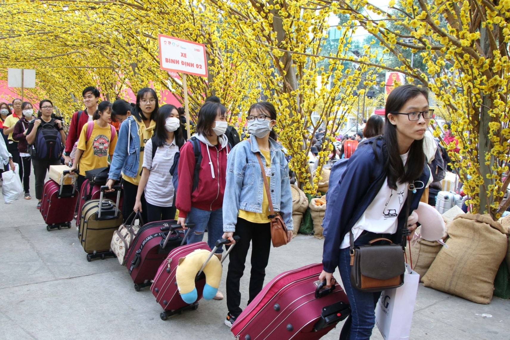 Mot truong dai hoc o TP.HCM cho sinh vien nghi Tet 49 ngay hinh anh