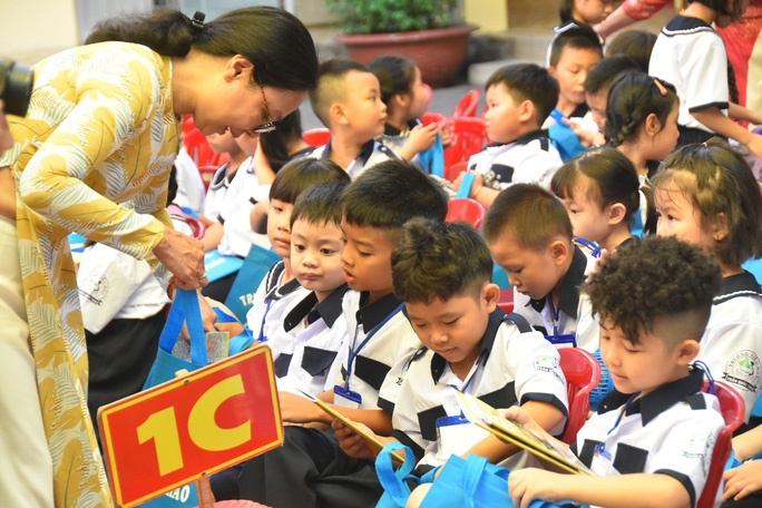 Goi ghem chi tieu de thuong Tet giao vien hinh anh