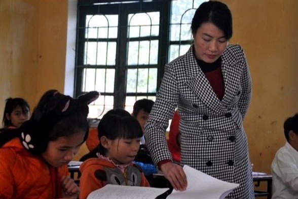 Thuong Tet giao vien bang chai nuoc mam, mang rung hinh anh